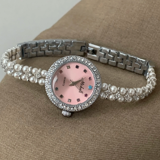 Montre à quartz pour femme avec bracelet en perles argentées et cadran rond rose