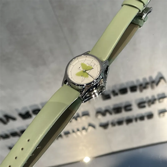 Groene riem kwarts kijken naar vrouwen - witte ronde wijzerplaat met vlinderhanden, elegant en uniek