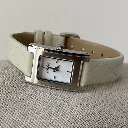 Minimalistisch zilveren kwarts horloge voor vrouwen-witte gewatteerde lederen band en moeder-van-pearl wijzerplaat