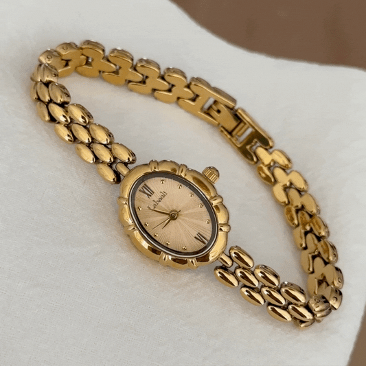 Élise Oval – Elegant Gold Bracelet Women’s Quartz Watch with Minimalist Oval Dial