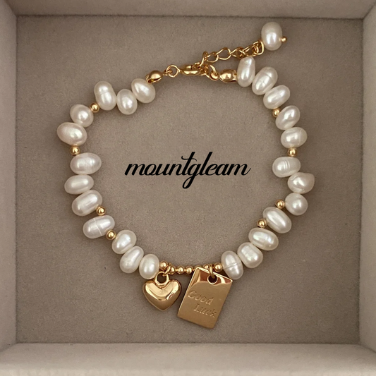 Elegante braccialetto di cuore dorato con perla d'acqua dolce naturale e fascino di buona fortuna