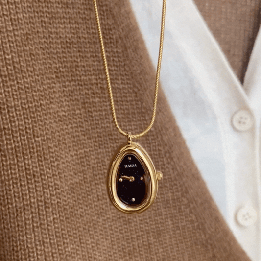 Artful Elegance – Women’s Black Teardrop Pendant Watch with Snake Chain Design