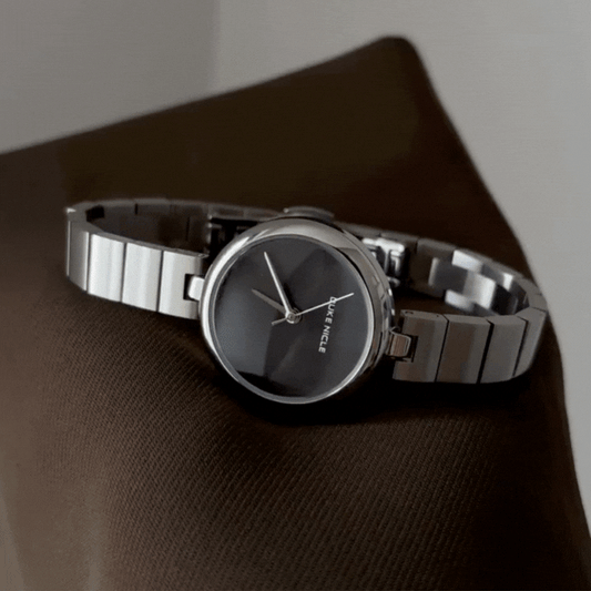 Silver Women’s Watch – Round Black Dial Quartz Watch with Watch Bracelet | Noir