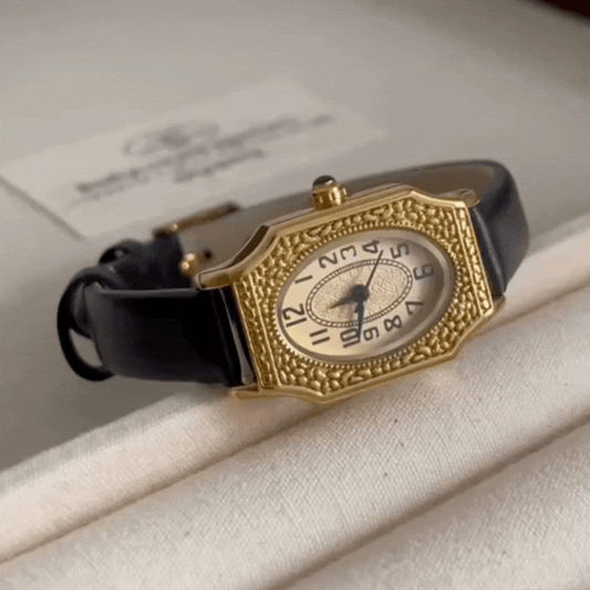 Gilded Noir – Montre à cadre baroque pour femme avec bracelet en cuir noir
