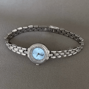 Blue Glow-A nők ezüst órája kristály-accentált vékony tárcsával