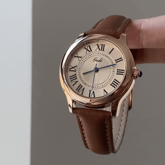Montre de luxe classique : montre en cuir marron, boîtier doré, cadran blanc