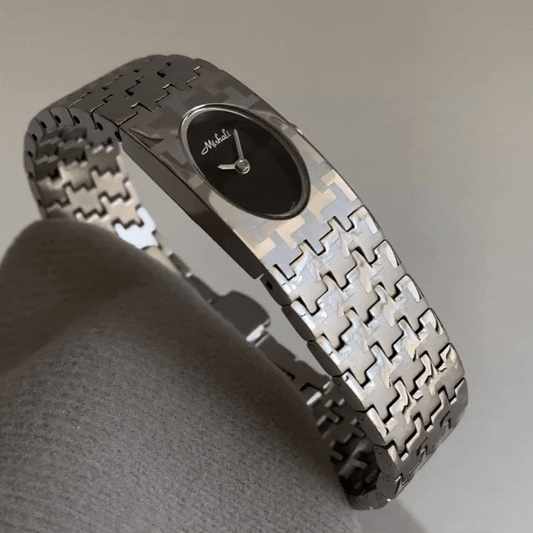 Montre pied-de-poule chic : montre à bracelet argenté et cadran noir