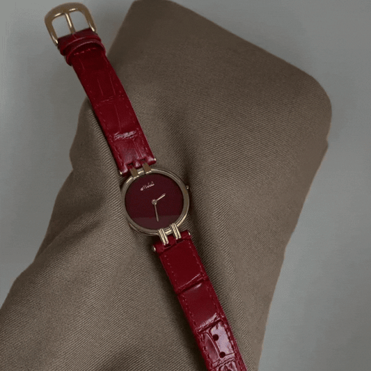 Montre en cuir verni rouge audacieux : cadran rond à quartz surdimensionné