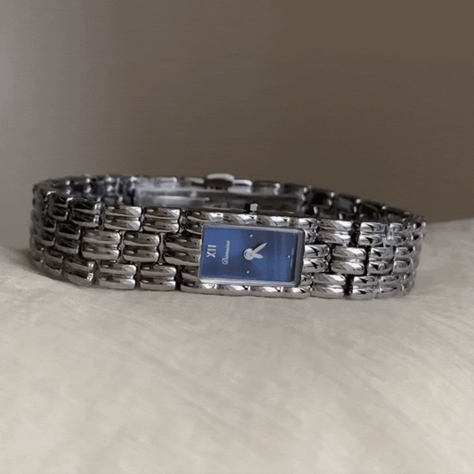 Montre-bracelet bleu roi et argent : un design à quartz intemporel