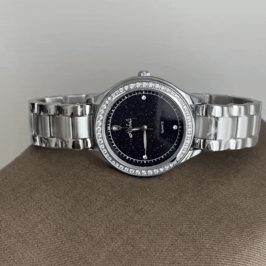 Sophistication de luxe : montre à quartz avec bracelet en acier argenté et cadran noir