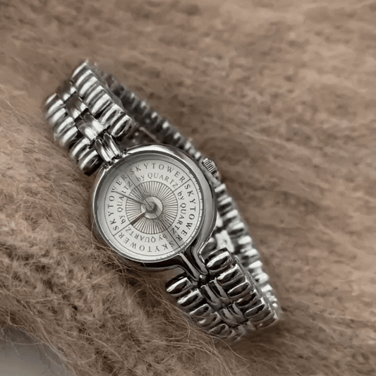 Élégance française : montre à quartz vintage avec chaîne en argent