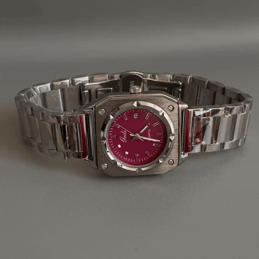 Montre à quartz classique pour femme avec cadran rouge et bracelet argenté