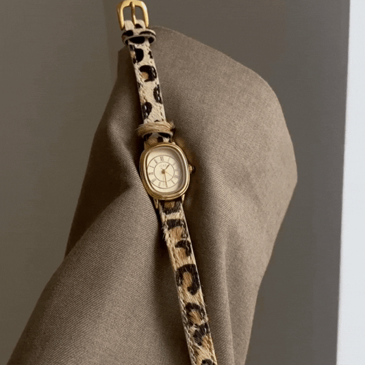 Feline Flair - leopard remen sa zlatnim ovalnim licem