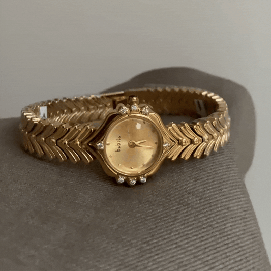Zlatni vintage sat: Elegantni pribor nadahnut francuskom