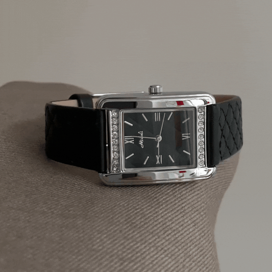 Montre élégante et chic : montre en cuir noir avec boîtier argenté et diamants