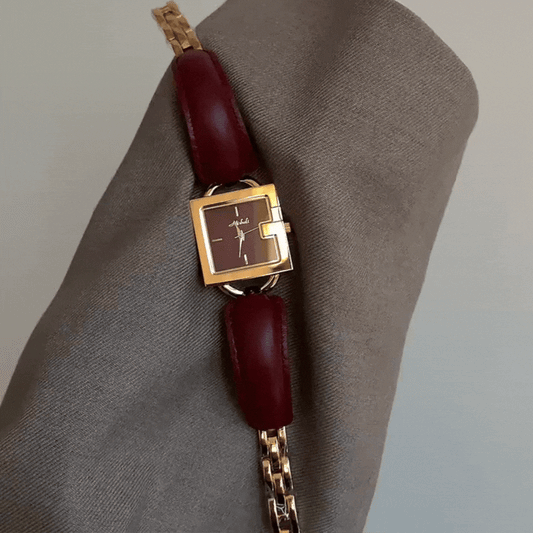 Butik Červené hodinky: Angora Leather & Square Dial Quartz Watch