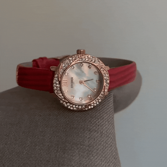 Montre de luxe élégante : montre à cadran rond en cuir rouge, diamants et nacre