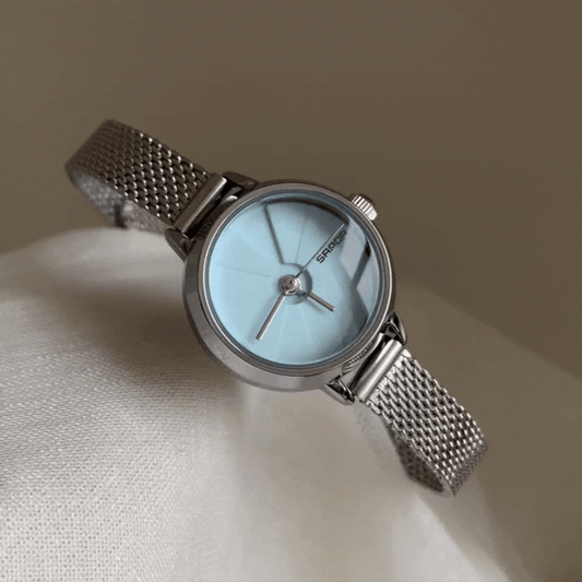 Style minimaliste : montre à quartz avec cadran bleu clair et maille argentée