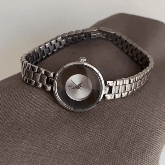 Silver Mirage Timepiece: Minimalistické stříbrné číselníky