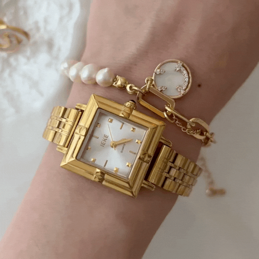 Daily Classic – Montre à cadran carré doré pour femme