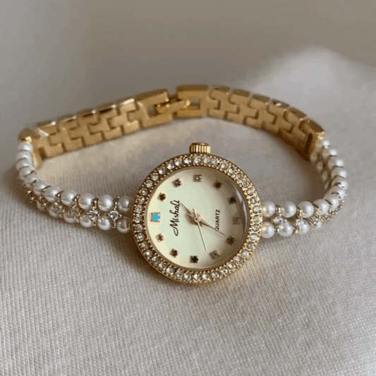 Pearl Aura Quartz Timepiece: Elegant Round Dial Watch