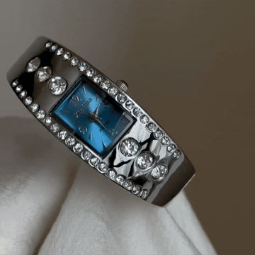 Estilo de brazalete plateado con dial rectangular azul y acentos de cristal de acentos para mujeres Reloj