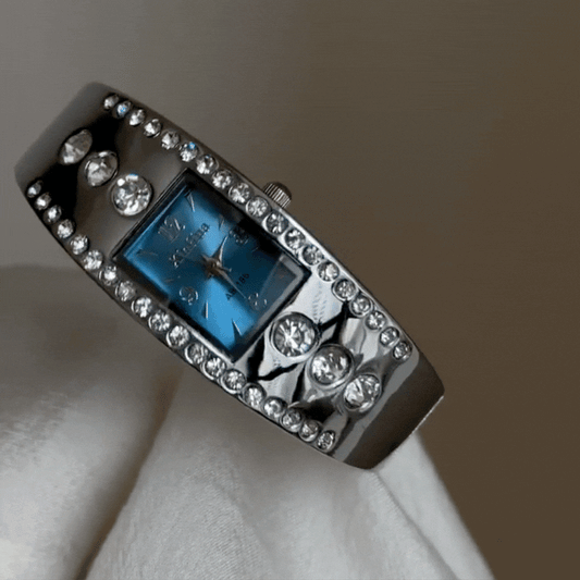 Montre à quartz pour femme, style bracelet argenté, cadran rectangulaire bleu et détails en cristal