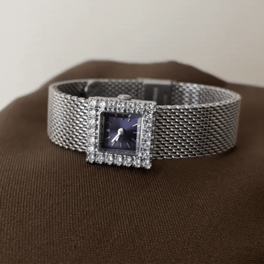 Modernité élégante : montre à quartz carrée en argent avec chaîne en blé et saphir bleu