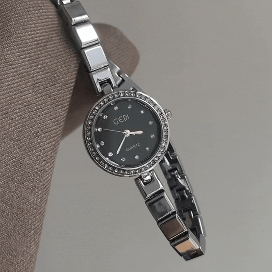 Montre à quartz pour femme avec bracelet en argent et cadran serti de diamants noirs