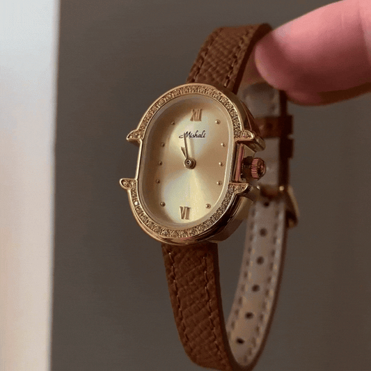 Montre Élégance Dorée : Montre à Quartz Ovale en Cuir Marron