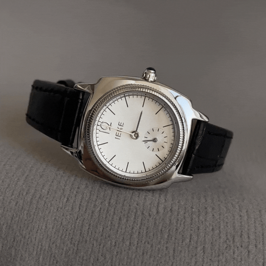 Fekete elegancia időmérő: Ezüst és fehér minimalista óra