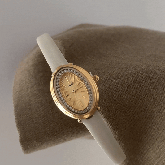 Montre de luxe crème : montre ovale en cuir
