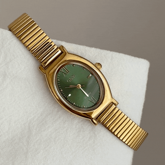 Unique Women’s Quartz Watch – Green Oval Dial with Gold Stainless Steel Band, Waterproof Elegant Design