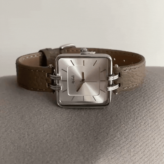 Montre Elephant Grey : Montre en cuir avec boîtier argenté et cadran carré