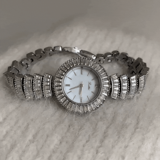 Élégance luxueuse à plusieurs niveaux : montre multicouche sertie de diamants