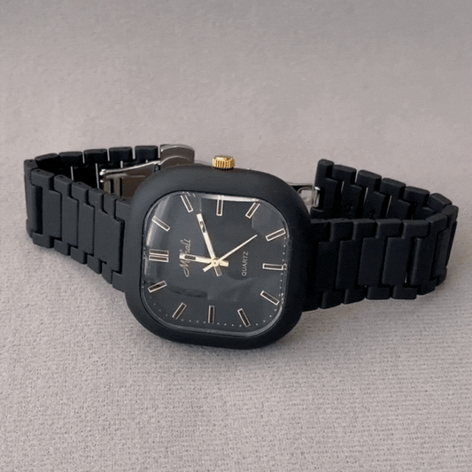 Fashionable Black Square Women’s Quartz Watch – Large Dial Ladies Wristwatch with Gold Hands & Markers