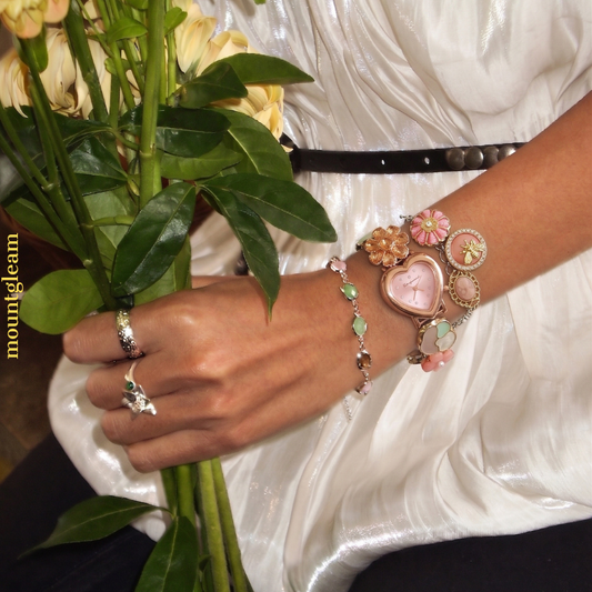 Pink Floral Bracelet Watch with Heart-Shaped Dial – Women’s Quartz Watch