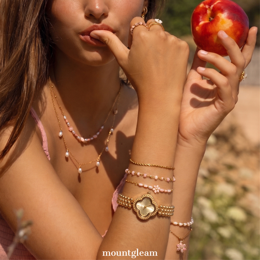 Vintage Glamour: Lucky Gold Clover Dial Watch with Gold Alloy Clover Bracelet