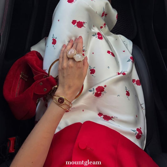 Goldfarbene Damen-Quarzuhr mit mehrschichtigem Armreif, rotes rundes kleines Zifferblatt im Vintage-Chic-Stil – Scharlachrot