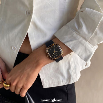 Klassische Armbanduhr mit quadratischem schwarzem Zifferblatt, akzentuiert mit einer Leopardenlünette und Quarzwerk