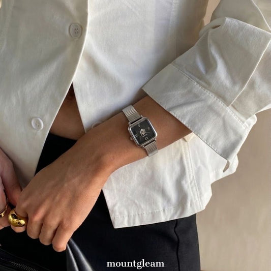 Elegant sølvarmbånd: Black Dial Square Camellia Quartz Watch