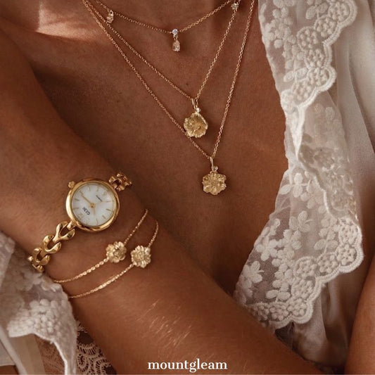 Zierliche, minimalistische, runde goldene Armreifuhr mit weißem Zifferblatt für Damen – Golden Bloom