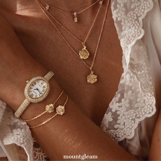 Elegante Damen-Quarzuhr – mit Golddiamanten besetzter Armreif mit volldiamantem Tonneau-Gehäuse und weißem Zifferblatt