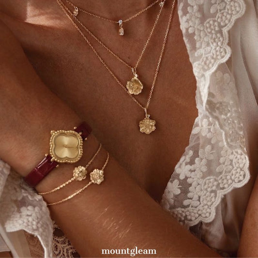 Vintage Luxury: Red Leather Clover Quartz Watch
