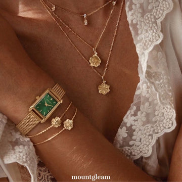 Luxe Natural: Uhr mit smaragdgrünem, länglichem, rechteckigem Zifferblatt und goldfarbenem Edelstahlarmband