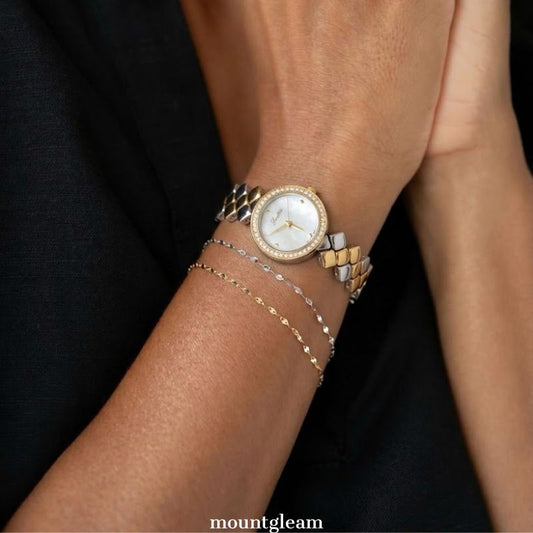 Elegant Daily: White Round Dial Watch with Gold Diamond Bezel & Two‑Tone Quilted Chain Bracelet