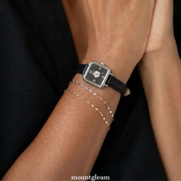 Dial de Camellia de cuero negro y plata: reloj de cuarzo para mujeres