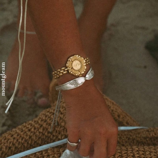 Vintage Gold Camellia Watch for Women – Floral Bracelet Design