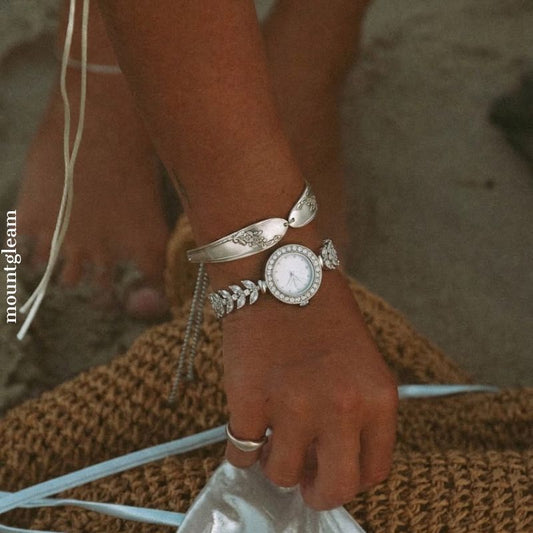 Γοργόνα Elegance Timepiece: Silver Diamond Quartz Watch με τη μητέρα του μαργαριταριού