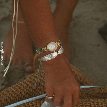 Oceanic Iridescence：White Oval Dial Watch – Gold Oval Bezel & Gold Abalone Shell Alloy Bracelet Quartz